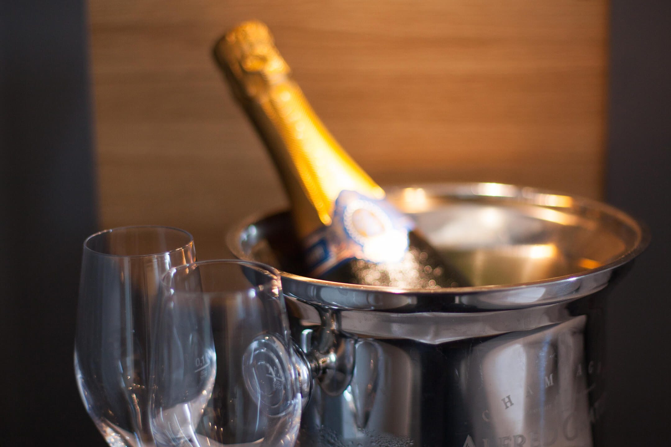 ATLANTIC Hotel Airport Bremen Sektflasche ATLANTIC Hotel Airport Bremen Sektflasche in einem Sektkühler und 2 Gläser