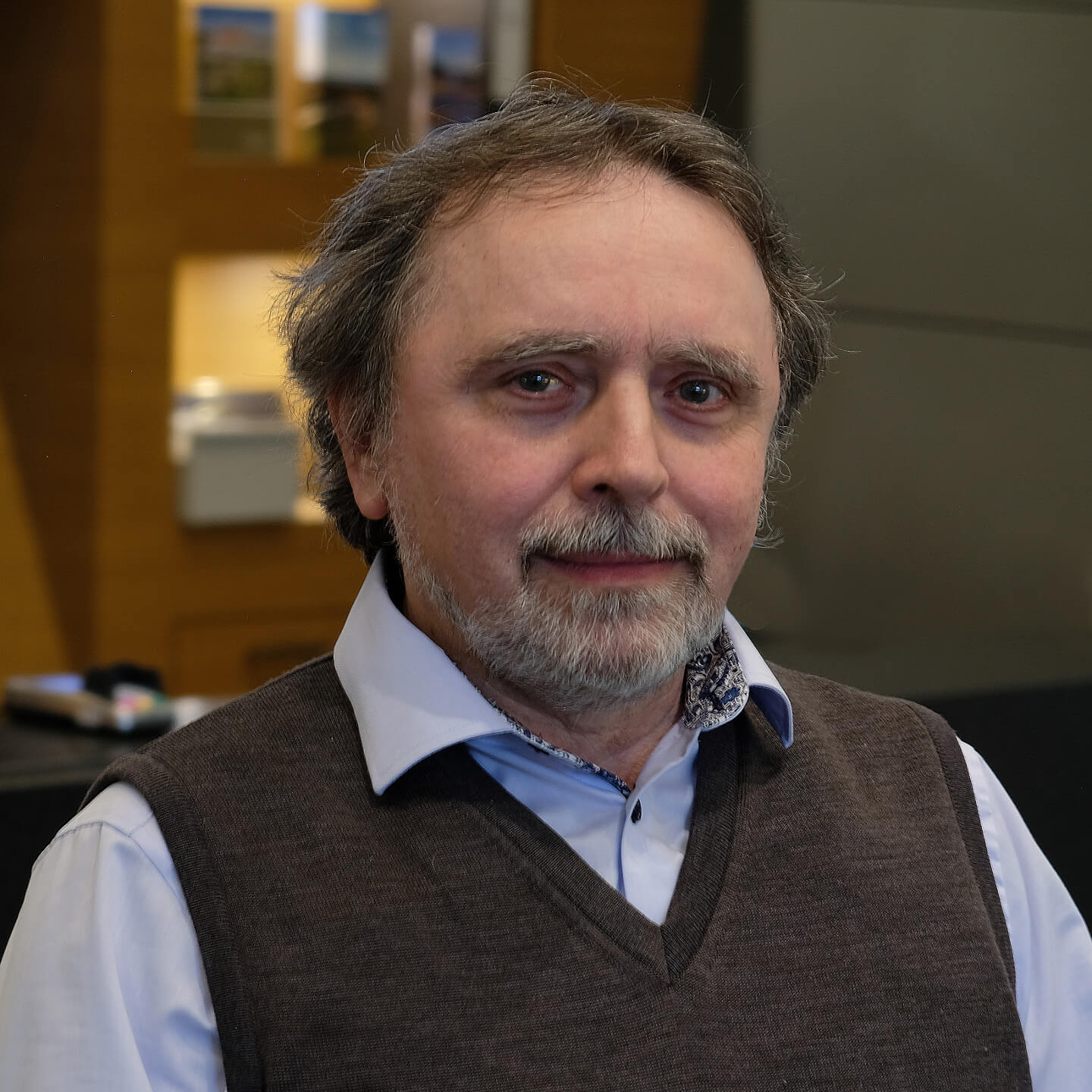 Hoteltechnik Alexander Peksa Ein Herr im Hemd mit leicht grauem Haar und Bart