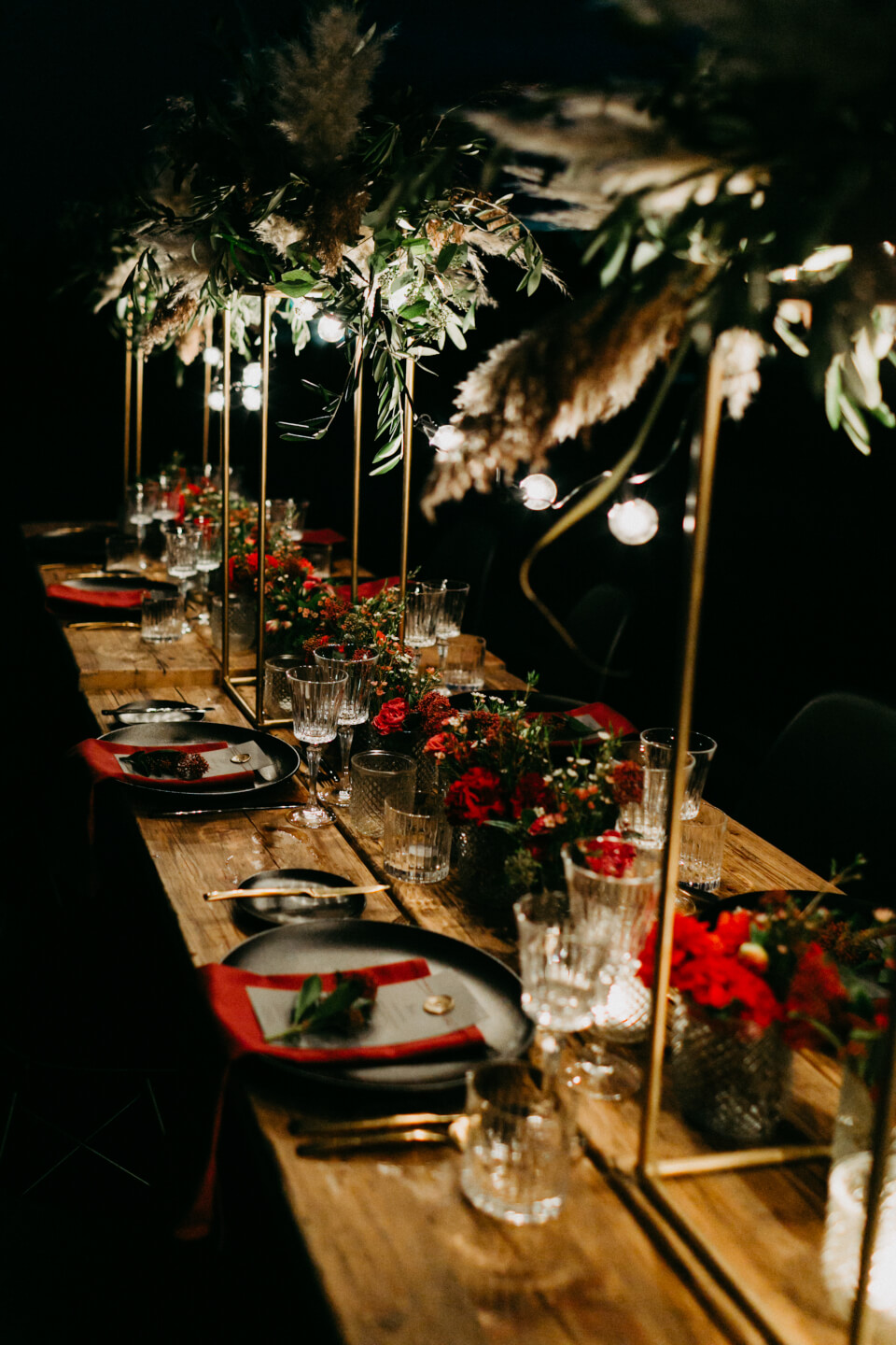 red and balck colored weddingdecoration 