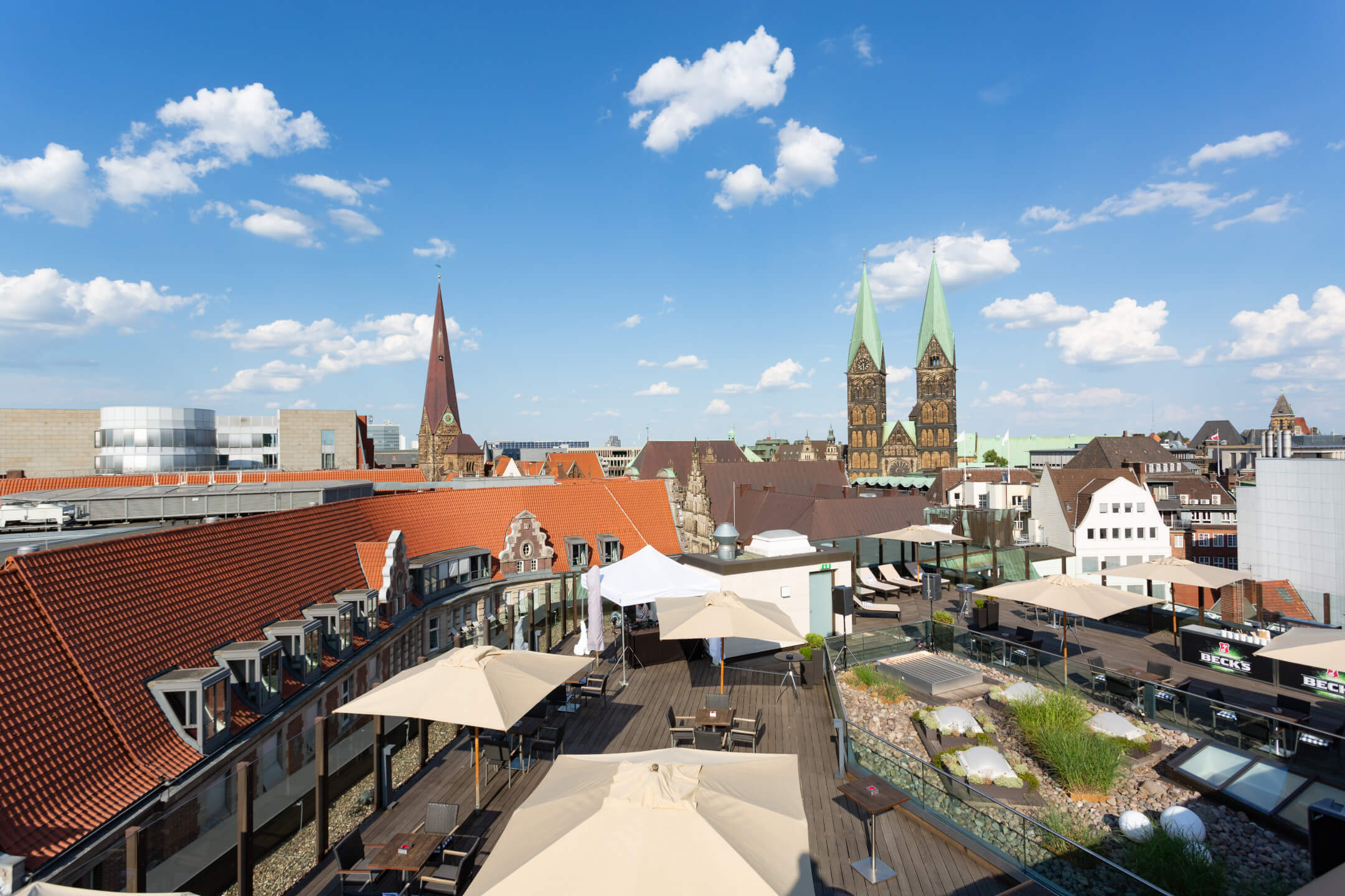 Der Blick von der Dachterrasse über die Dächer Bremens