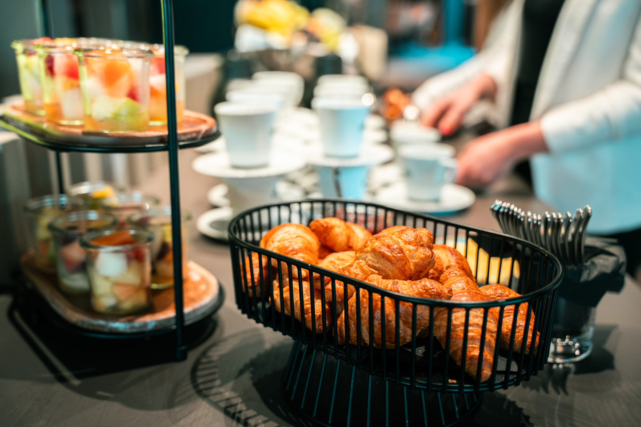 Gebäck und Croissants beim Frühstücksbuffet.