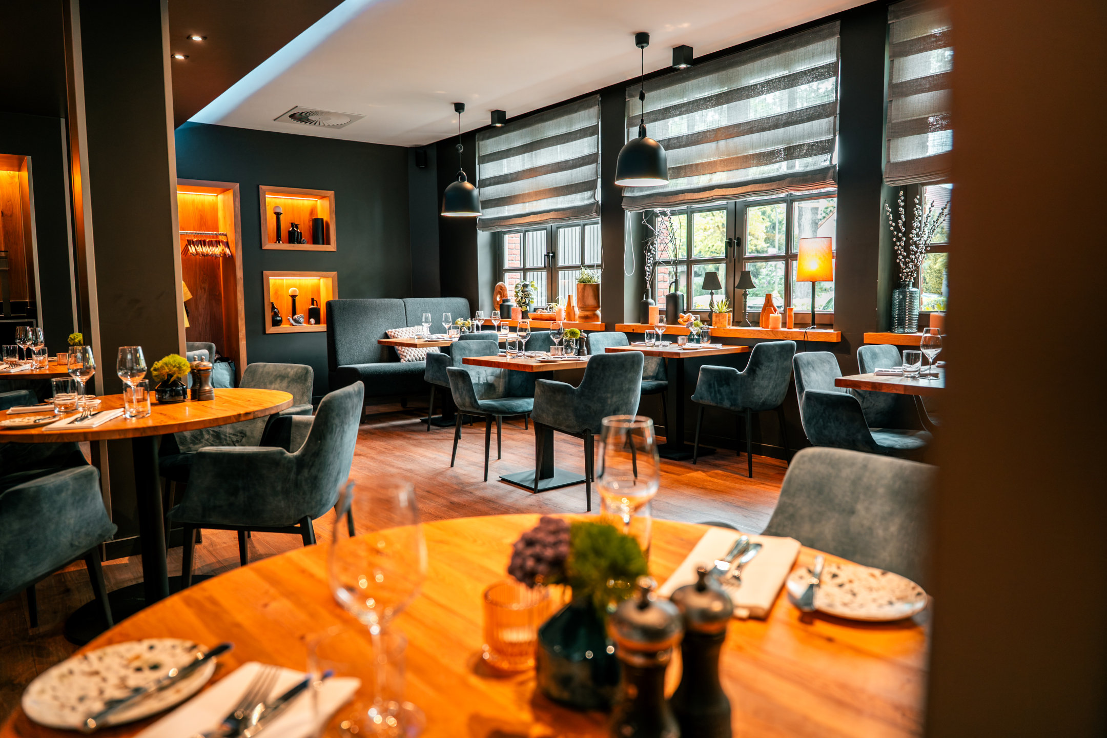 Blick auf die Tische im Restaurant CHALET.
