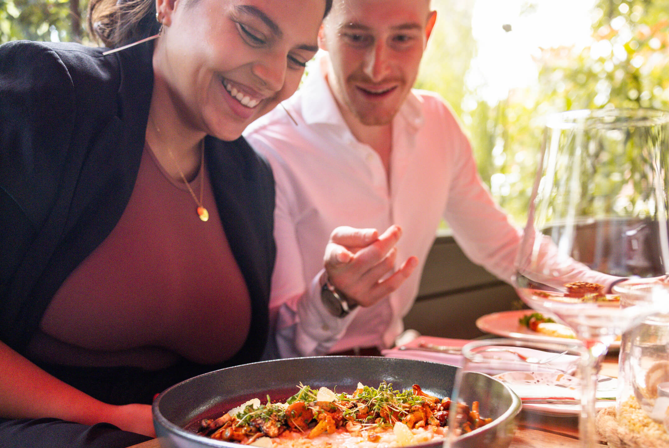 Essen im ATLANTIC Hotel Landgut Horn Bremen Paar genießt ein stilvolles Essen im ATLANTIC Hotel Landgut Horn Bremen, mit elegant angerichteten Speisen und Weingläsern.