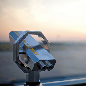 Besucherterrassen Bremen Airport Fernrohr auf Aussichtsplattform bei Sonnenuntergang mit Blick auf den Horizont.