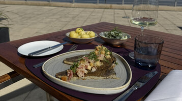 Maischolle im ATLANTIC Hotel Wilhelmshaven Maischolle auf der Terrasse vom Restaurant HARBOUR View Wilhelmshaven