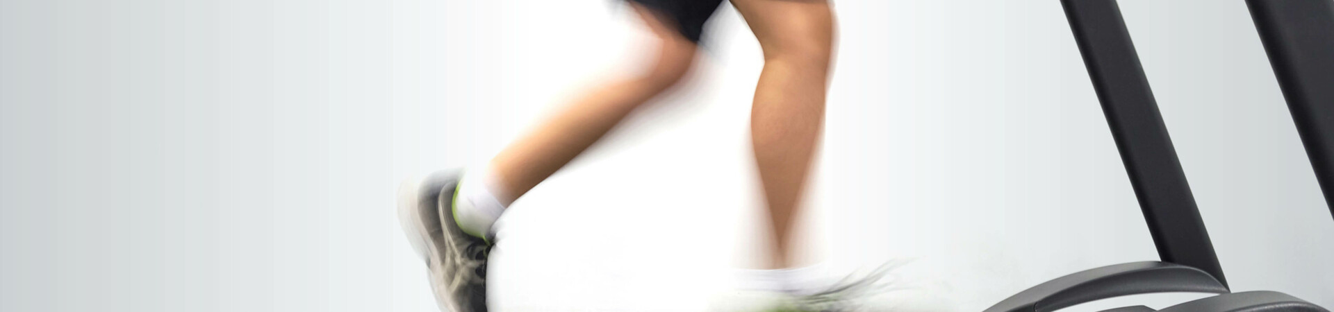 Atlantic Hotels Newsletter Hero Person läuft auf einem Laufband im Fitnessraum.