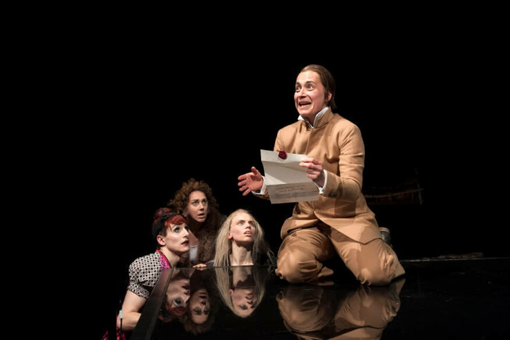 © bremer shakespeare company Vier Personen in Theaterszene, eine kniet mit Brief, die anderen schauen gespannt zu. © bremer shakespeare company