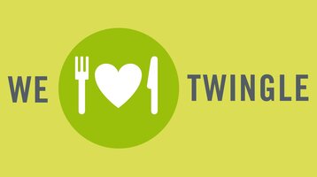 Logo mit Schriftzug der Aktion We Love Twingle des ATLANTIC Hotel Galopprennbahn Bremen Grünes Logo mit Gabel, Herz und Messer, daneben Text „We love Twingle“ auf gelbem Hintergrund.