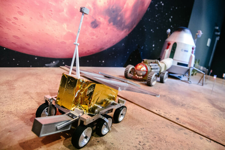 Marsfahrzeug Modell | Raumfahrt-Führung Bremen Modell von Mars-Rover und Raumfahrzeug vor einem Mars-Hintergrund in einer Ausstellung.