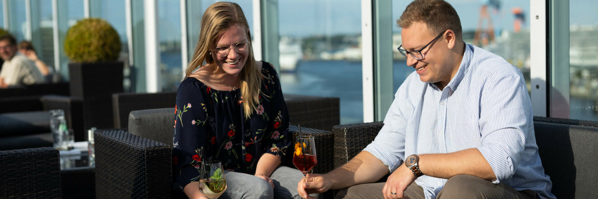 ATLANTIC Hotel Kiel Bar Deck 8 Ein Paar speist bei guten Wetter auf der Dachterrasse von der Bar Deck 8 Kiel