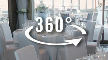 Elegantes Restaurant mit runden, weiß gedeckten Tischen und großen Fenstern, 360-Grad-Ansicht verfügbar.