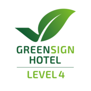 Logo des ATLANTIC Hotel Universum: GreenSign Hotel Level 4, grünes Blatt, nachhaltige Zertifizierung.