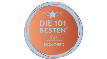 ATLANTIC Grand Hotel Travemünde Auszeichnung die 101 besten Hotels Deutschlands Bronzefarbene Plakette mit blauen Sternen und Schriftzug "Die 101 Besten 2025 Honored".