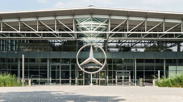 Restaurant Gottlieb Bremen im Mercedes Kundencenter Bremen Moderne Glasfassade mit großem, silbernem Mercedes-Stern über dem Eingang.