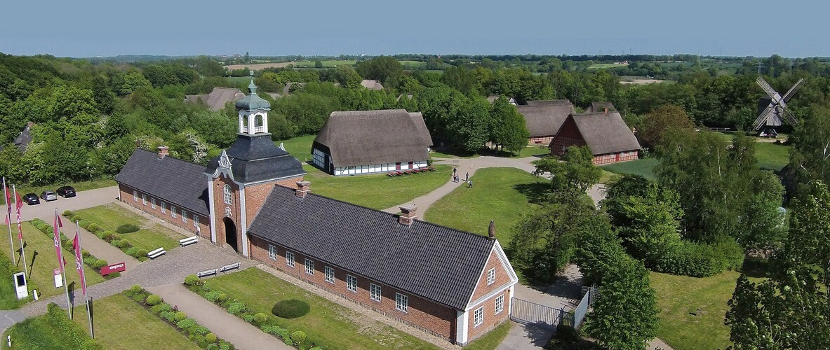 Gelände des Freilichtmuseum Molfsee aus der Luft fotografiert