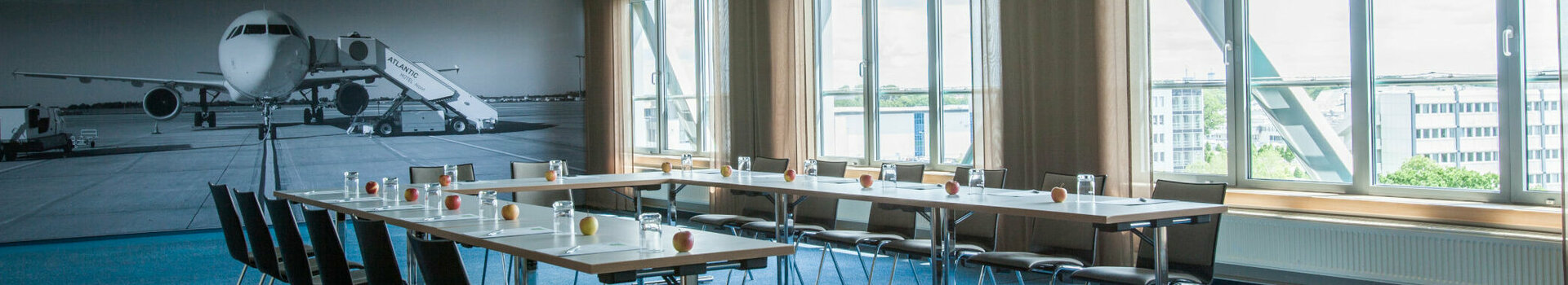 Tagen im ATLANTIC Hotel Airport Bremen Ein geräumiger Tagungsraum im Flugzeug Stil