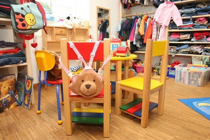 Klamöttchen im SOS-Kinderdorf Bunte Kinderspielecke mit Spielzeug, Büchern und bunten Stühlen. © SOS Kinderdorf