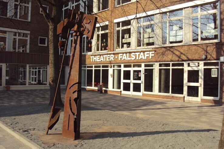 © bremer shakespeare company Metallskulptur vor dem Eingang des Theaters Falstaff, umgeben von Backsteingebäuden und Bäumen. © bremer shakespeare company