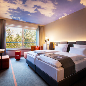 Business Zimmer im ATLANTIC Hotel Airport Bremen Business Zimmer im ATLANTIC Hotel Airport Bremen. Highlight: Fotoaufnahme vom Himmel über Bremen als Deckenbild