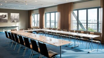 Raum Armstrong im ATLANTIC Hotel Airport Bremen Veranstaltungsraum Armstrong, Blick Richtung Fensterfront, im ATLANTIC Hotel Airport Bremen