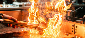 ATLANTIC Hotel Münster Grillroom  Flammen auf dem Grill im ATLANTIC Grillroom Münster