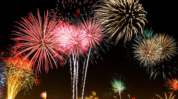 Silvesternacht l ATLANTIC Hotel Münster Buntes Feuerwerk erleuchtet den Nachthimmel über Münster, festliche Atmosphäre beim ATLANTIC Hotel.