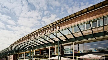 Blick auf den Bremer Flughafen gegenüber des ATLANTIC Hotel Airport in Bremen Blick auf den Bremer Flughafen gegenüber des ATLANTIC Hotel Airport in Bremen