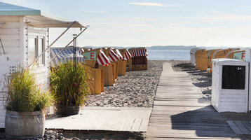 Strand Travemünde Strand mit Holzweg, Strandkörben und Blick aufs Meer am ATLANTIC Grand Hotel Travemünde.