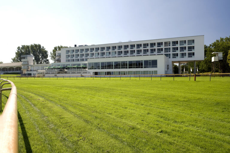 ATLANTIC Hotel Galopprennbahn Außenansicht