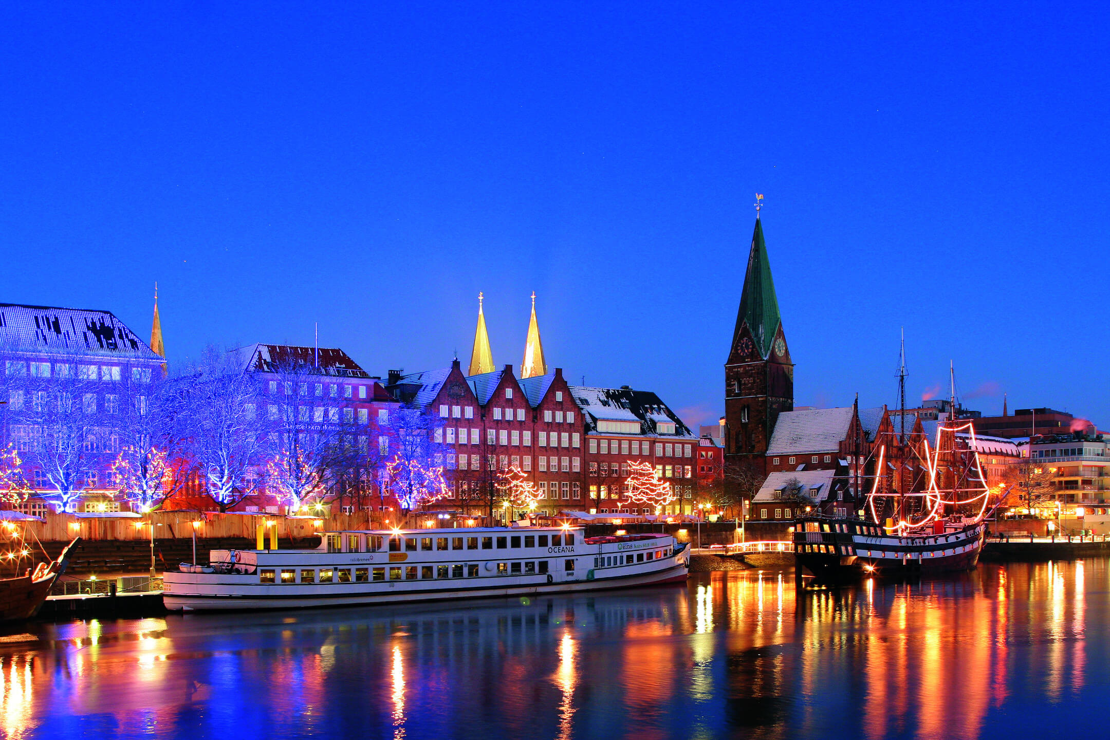 ATLANTIC Grand Hotel Bremen Weser with christmas lights