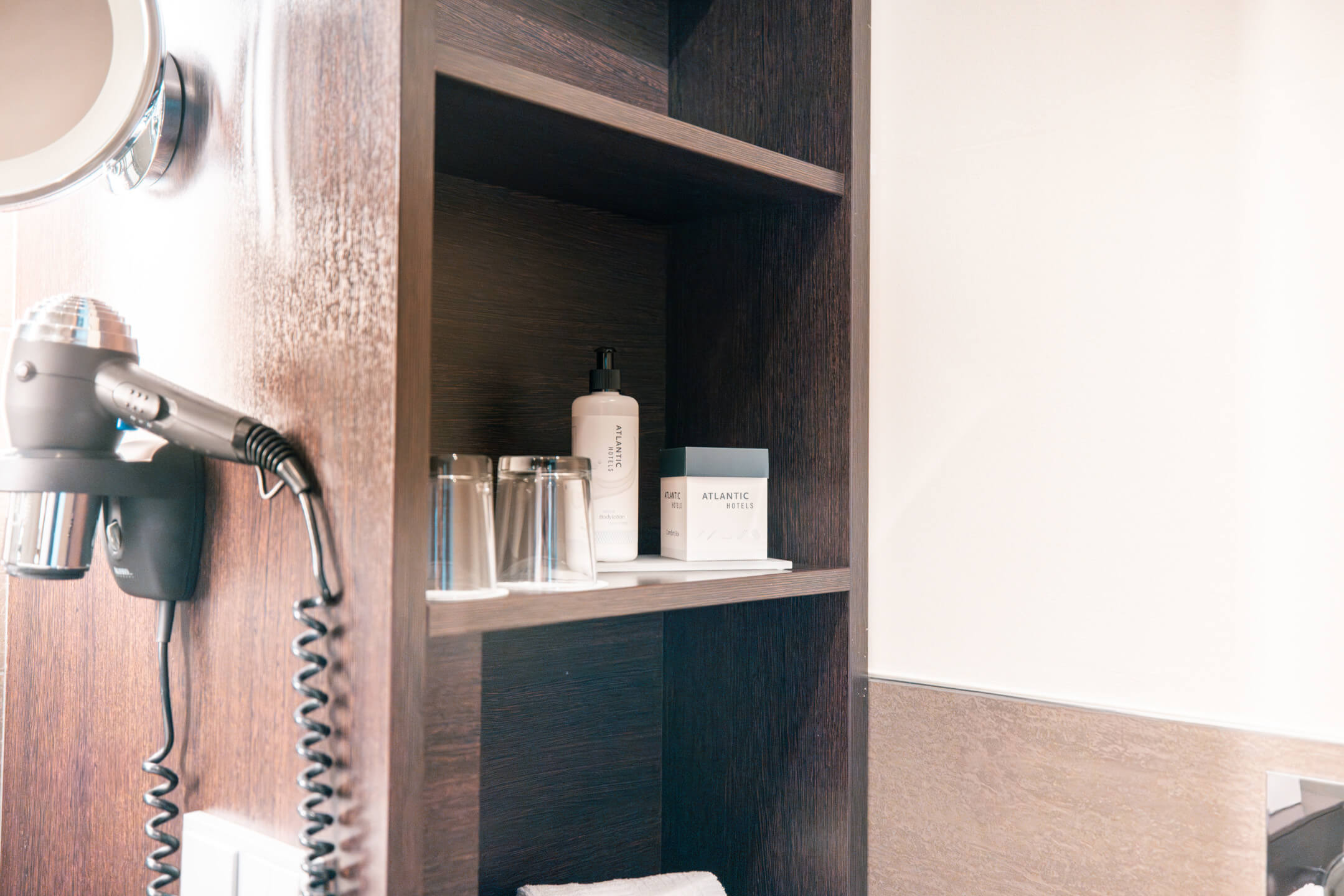 Kosmetikprodukte im Badezimmer ATLANTIC Hotel Lübeck Cosmetic products in the bathroom ATLANTIC Hotel Lübeck