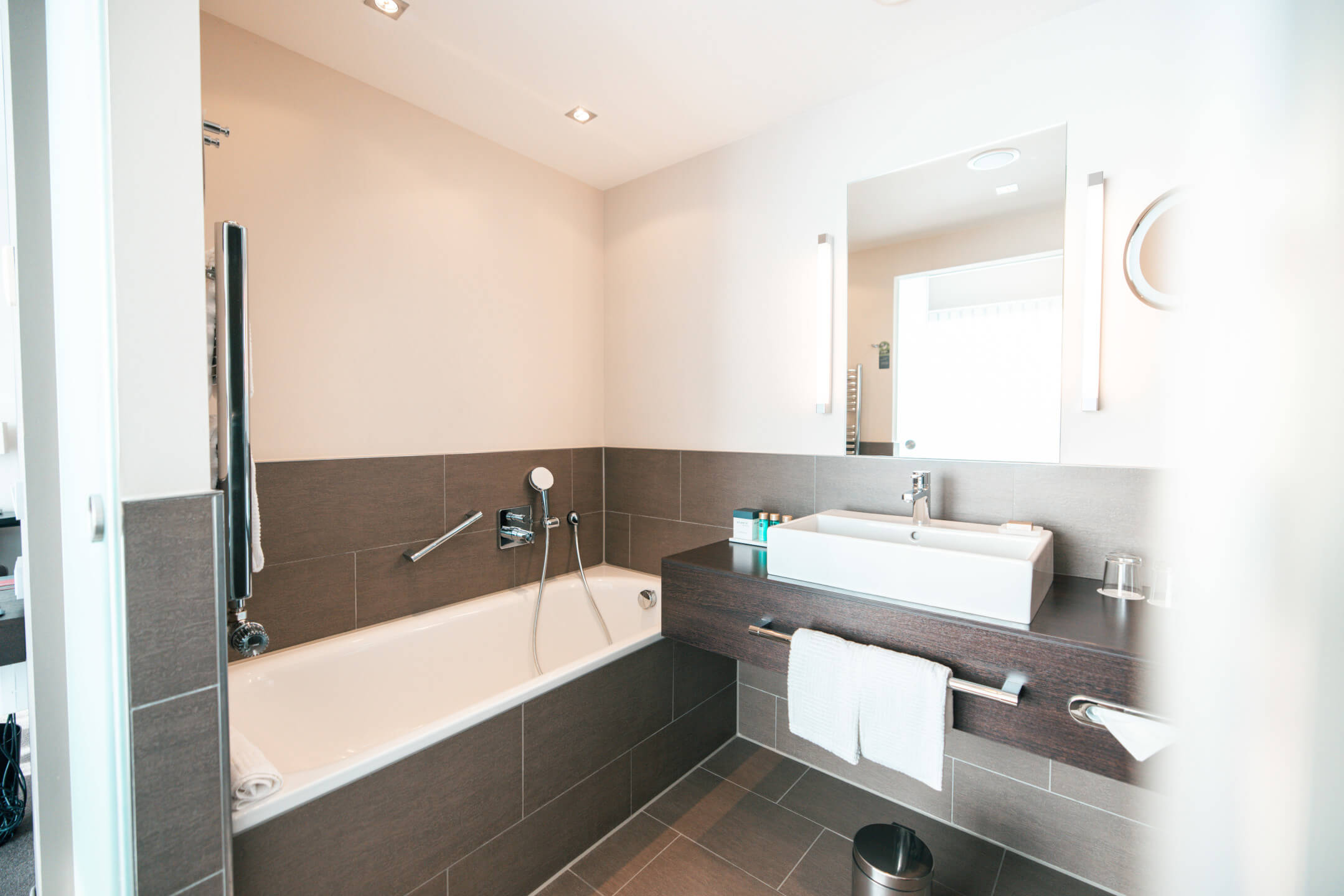 Badezimmer mit Wanne im Studio ATLANTIC Hotel Lübeck Bathroom with bathtub in the Studio ATLANTIC Hotel Lübeck