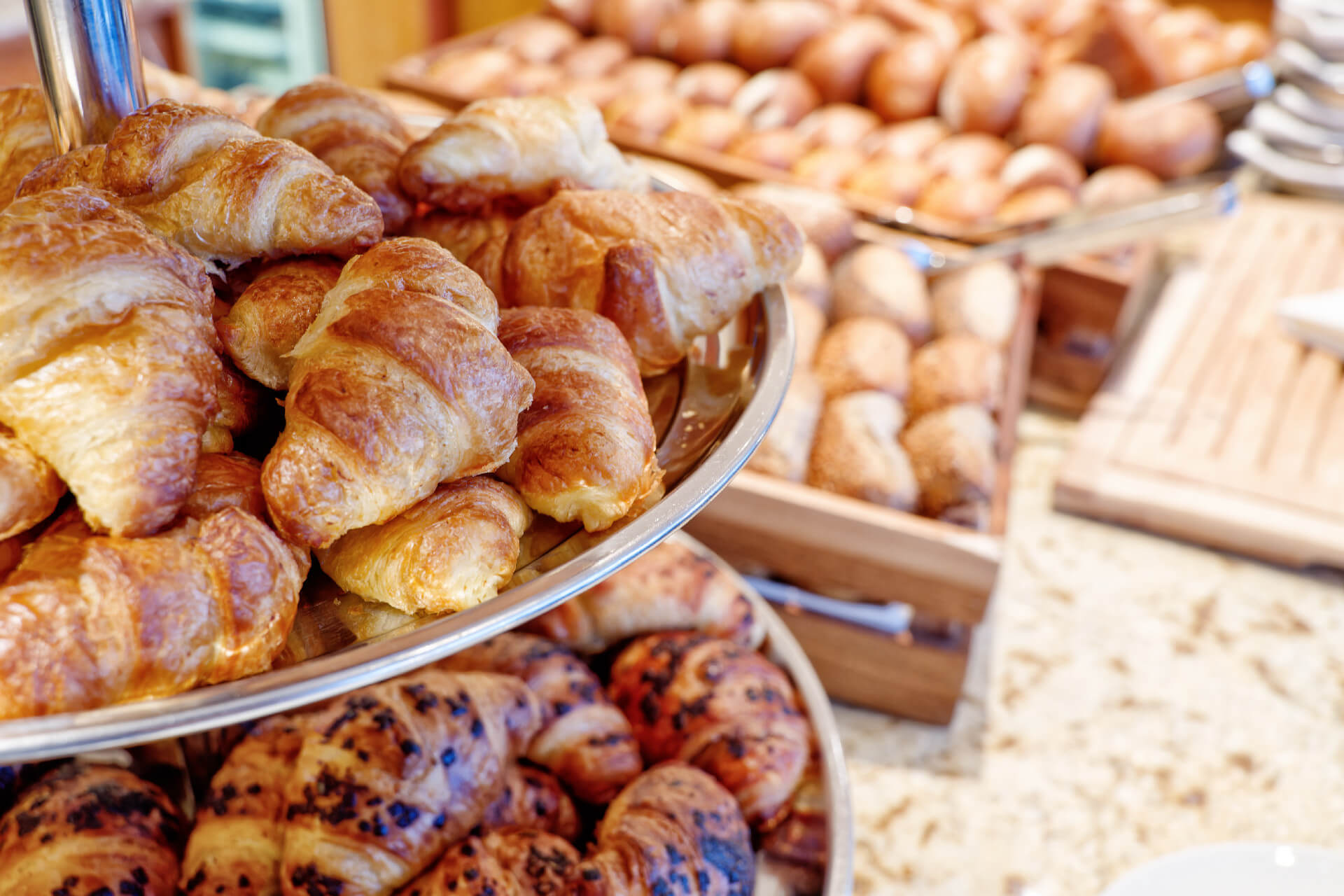 Frühstücksbuffet im ATLANTIC Hotel Wilhelmshaven Frische Croissants und Brötchen auf einem Frühstücksbuffet im Hotel.