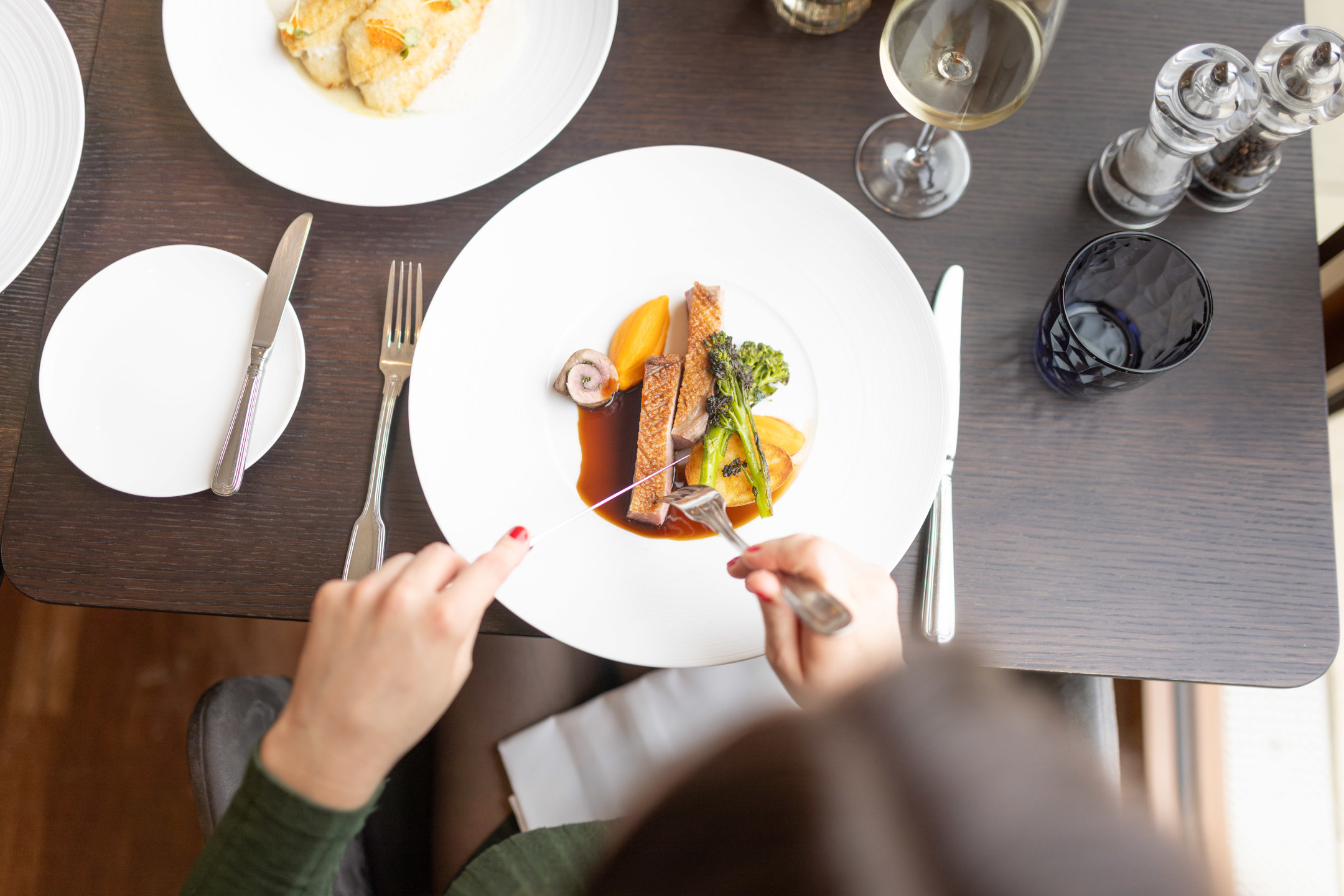 Entenbrust mit dunkler Soße und Gemüse