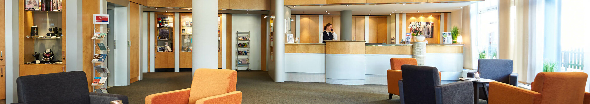 ATLANTIC Hotel Vegesack – Lobby Bright lobby of the ATLANTIC Hotel Vegesack with reception desk, seating area and modern lighting.