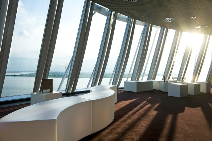 Captain's lounge in the ATLANTIC Hotel SAIL City with a view over the Weser Captain's lounge in the ATLANTIC Hotel SAIL City with a view over the Weser