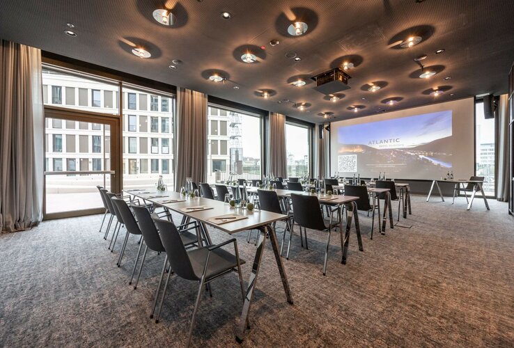 Tagungsraum im ATLANTIC Hotel Heidelberg Lichtdurchfluteter Tagungsraum im ATLANTIC Hotel Heidelberg mit parlamentarischer Bestuhlung und großer Leinwand