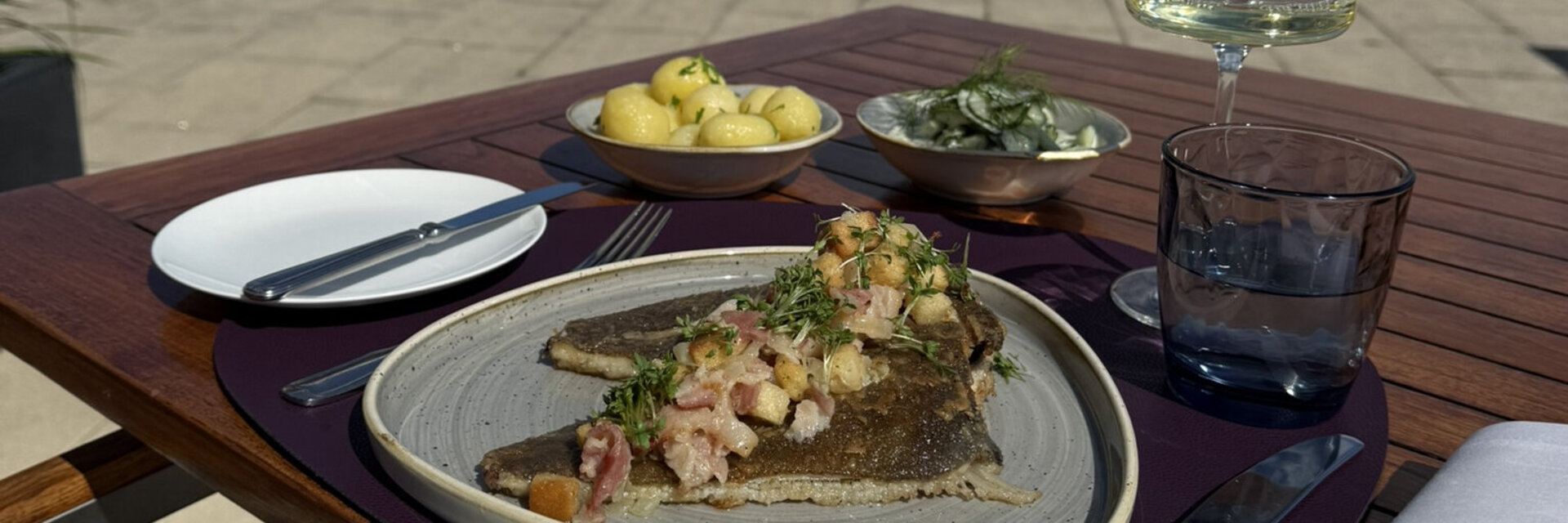 Maischolle im ATLANTIC Hotel Wilhelmshaven Maischolle auf der Terrasse vom Restaurant HARBOUR View Wilhelmshaven