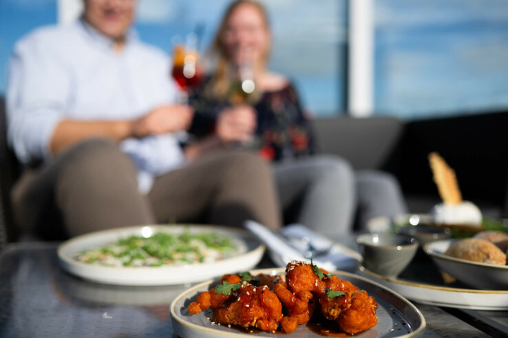 ATLANTIC Hotel Kiel Deck 8 Speisen A selection of dishes on the roof terrace of Bar Deck 8 Kiel in good weather