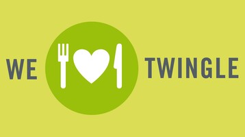 Logo mit Schriftzug der Aktion We Love Twingle des ATLANTIC Hotel Galopprennbahn Bremen Grünes Logo mit Gabel, Herz und Messer, daneben Text „We love Twingle“ auf gelbem Hintergrund.