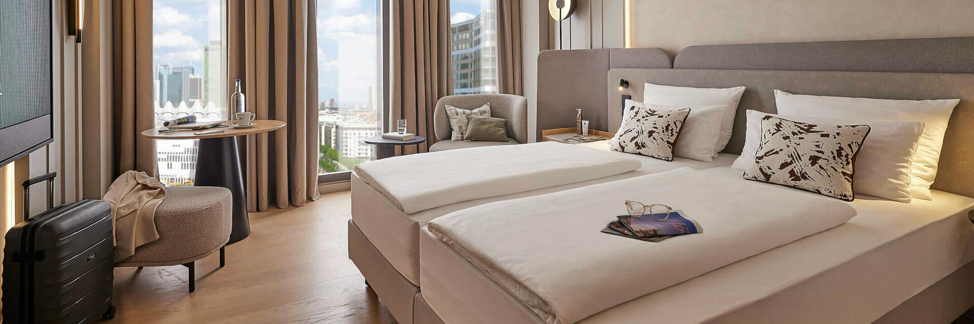 Zimmer | ATLANTIC Hotel Frankfurt belebtes Zimmer mit Blick zum Fenster| ATLANTIC Hotel Frankfurt