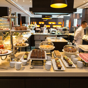 Dessert buffet in the ATLANTIC Grand Hotel Bremen Buffet with a variety of desserts at the ATLANTIC Grand Hotel Bremen, including cakes, tarts and creams.