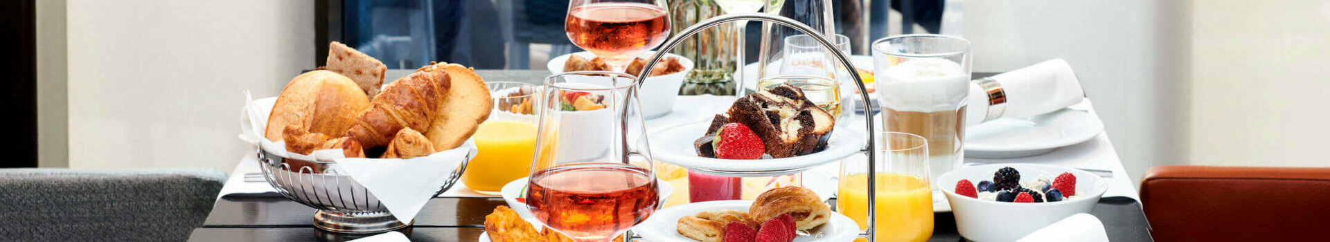Breakfast tabel in the ATLANTIC Grand Hotel in the old town of Bremen Elegant breakfast table at the ATLANTIC Grand Hotel Bremen with pastries, fruit, drinks and flower arrangements.