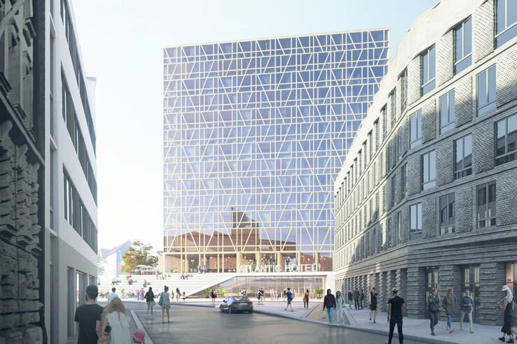 ATLANTIC Hotel Erfurt Modernes Hotel mit Glasfassade, umgeben von alten Gebäuden, Menschen spazieren auf der Straße.