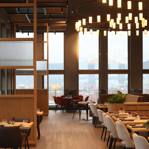 Restaurant 15 High in der 15. Etage im ATLANTIC Hotel Heidelberg Modernes Hotelrestaurant mit eleganten Sitzbereichen, großen Fenstern und stilvoller Beleuchtung im ATLANTIC Hotel Heidelberg.