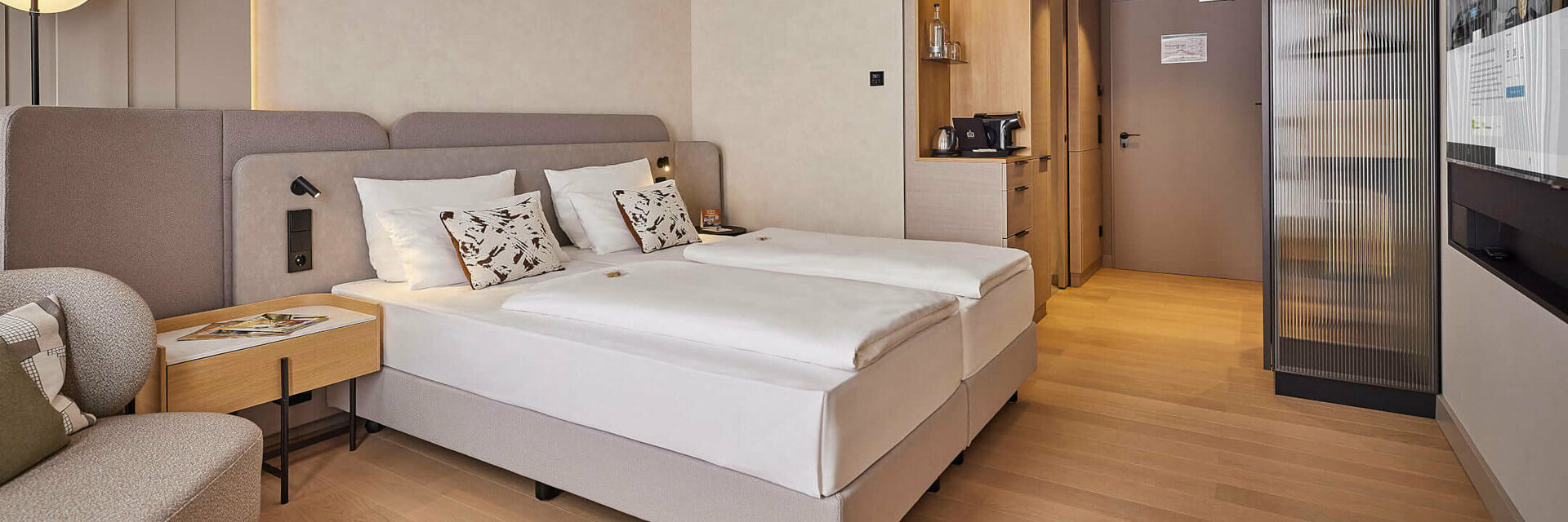 Zimmer mit Blick zur Tür | ATLANTIC Hotel Frankfurt Zimmer mit Blick zur Tür | ATLANTIC Hotel Frankfurt