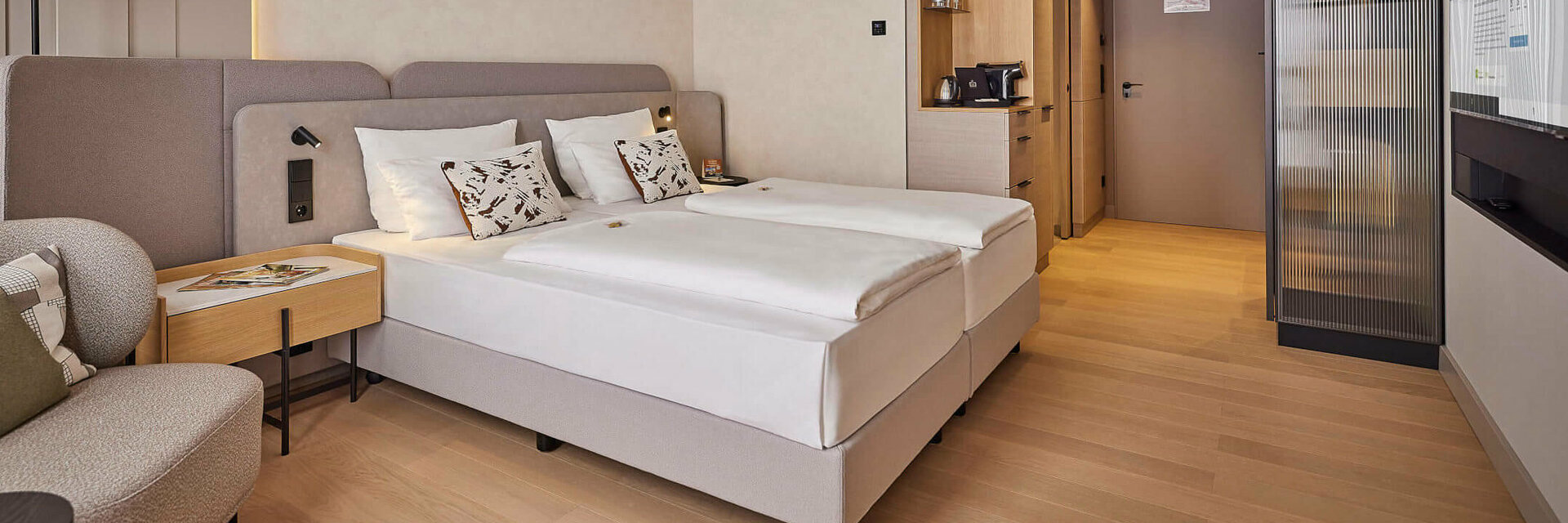 room with a view to the door | ATLANTIC Hotel Frankfurt Room with a view to the door | ATLANTIC Hotel Frankfurt