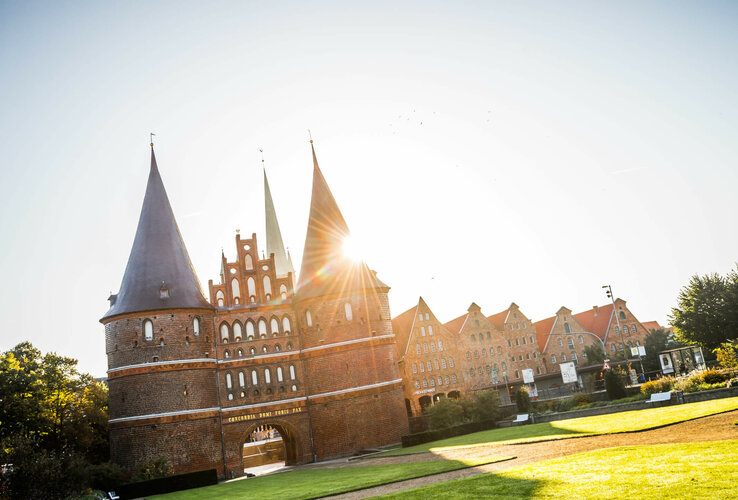 ATLANTIC Hotel Lübeck Holstentor mit historischen Salzspeichern ATLANTIC Hotel Lübeck Holstentor mit historischen Salzspeichern