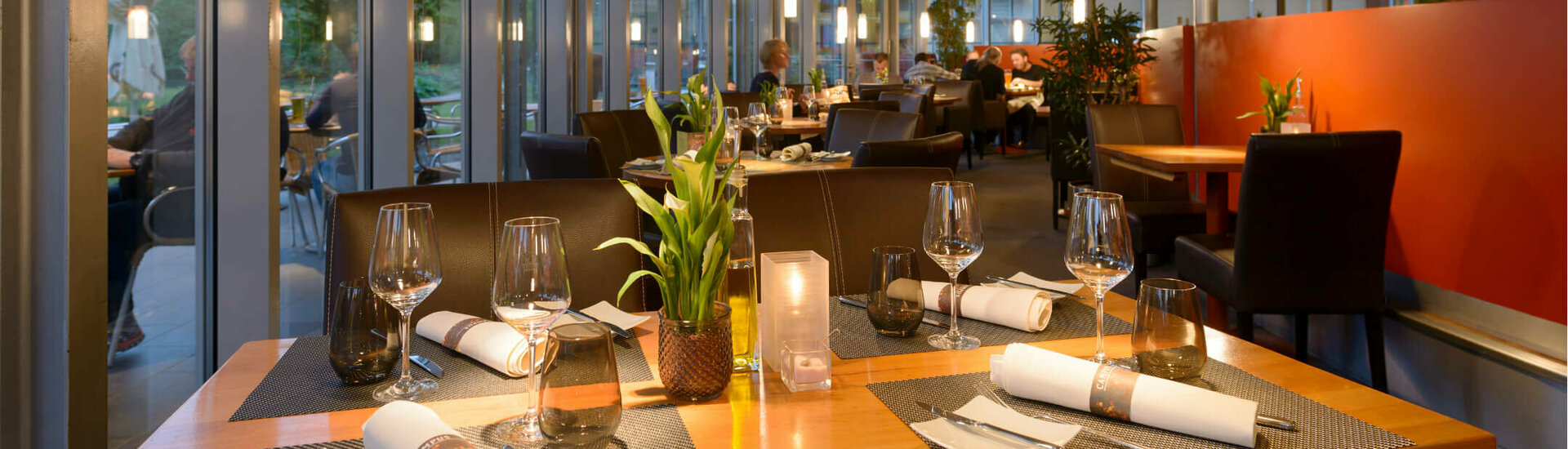 Restaurant CAMPUA at the ATLANTIC Hotel Universum Modern hotel restaurant with set tables, large windows and atmospheric lighting in the ATLANTIC Hotel Universum.