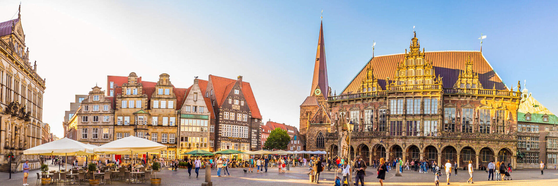 Sommer in Bremen | Übernachten im ATLANTIC Grand Hotel Bremen Historischer Marktplatz in Bremen mit Rathaus, Kirche und Menschen bei Sonnenschein.